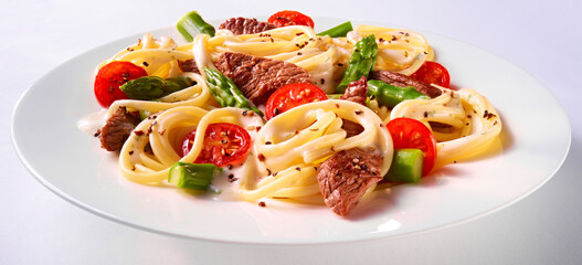 Pasta mit Salami und Spargel, Pasta, Teller, grüner Spargel, Italien, Freisteller,