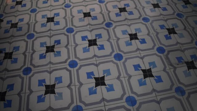 Piso de patrones azules en loseta para texturas