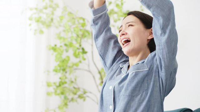 パジャマ姿の若い女性　ライフスタイルイメージ