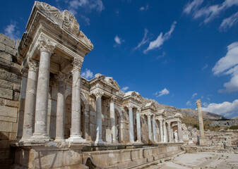 Obraz premium Sagalassos ancient city near Burdur, Turkey. Ruins of the Upper Agora in the roman city.