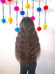 Cheveux longs ondulés