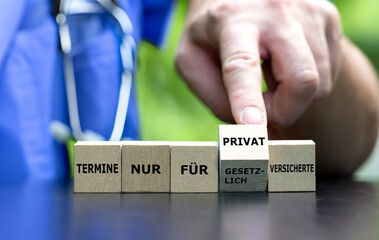 Hand dreht Würfel und ändert den Ausdruck 'Termine nur für gesetzlich versicherte' in 'Termine nur für privat versicherte'. 