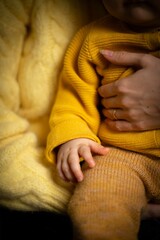 mains de mère et de bébé