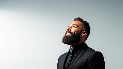 hombre optimista con barba mirando a un espacio vacío con actitud positiva aislado en un fondo blanco 