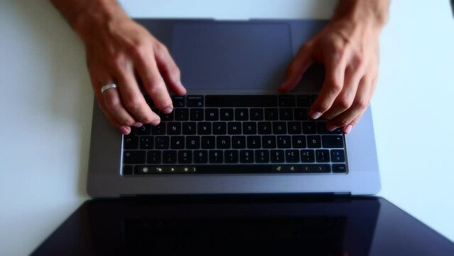 Manos tecleando en ordenador trabajo desarrollo web programaci&oacute;n