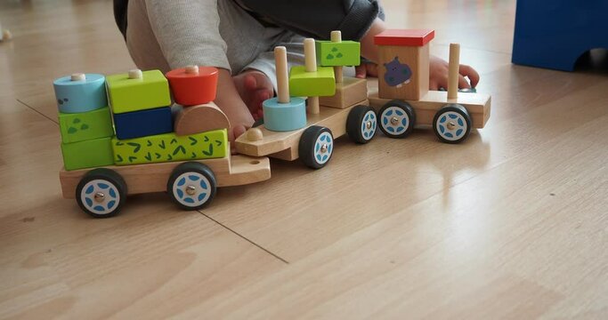 Beb&eacute; jugando a encajar bloques de madera montessori