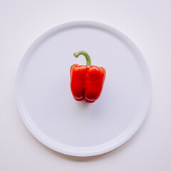 Poivron rouge dans assiste blanche