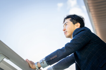 真剣な表情で遠くを見る男性ビジネスマン