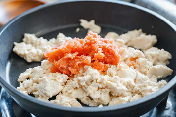 明太子と豆腐を炒め合わせる