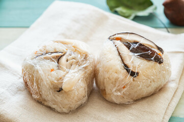 きのこの炊き込みご飯のおにぎり