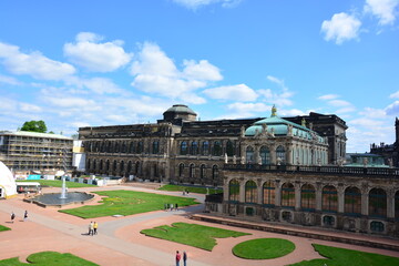 Der Historische Zwinger mit Innenhof und Park in Dresden mit blauem Himmel, Sachsen, Deutschland