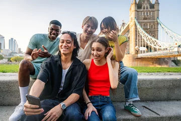 Cercles muraux Tower Bridge Multiracial group of happy young friends bonding in London city - Multiethnic teens students meeting and having fun in Tower Bridge area, UK - Concepts about youth lifestyle, travel and tourism