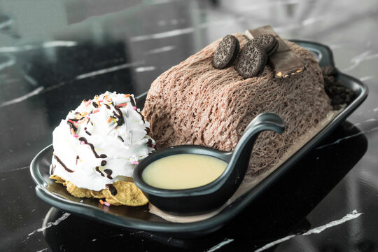 Selective focus of Chocolate Bingsu on black plate