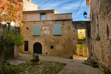 Dorf Viens in der Provence und seine schöne Umgebung