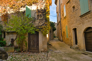 Dorf Viens in der Provence und seine schöne Umgebung