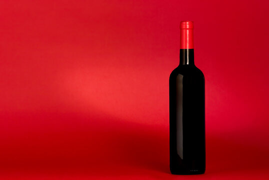 garrafa de vinho tinto em fundo vermelho. festa. natal. celebração