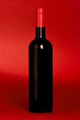garrafa de vinho tinto em fundo vermelho. festa. natal. celebração