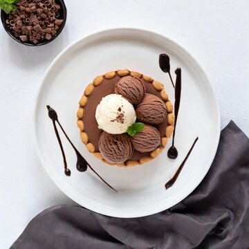 Postre con helado. Vista desde arriba. Cenital. fondo blanco. Fotograf&iacute;a de postre. Postre delicioso.