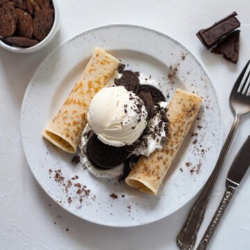 Postre con helado. Vista desde arriba. Cenital. fondo blanco. Fotograf&iacute;a de postre. Postre delicioso.