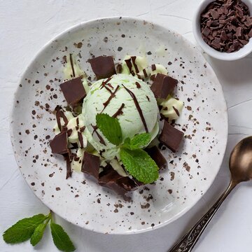 Postre con helado. Vista desde arriba. Cenital. fondo blanco. Fotograf&iacute;a de postre. Postre delicioso.