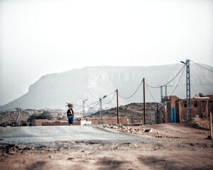 Obraz premium alone woman walking on road going back from work