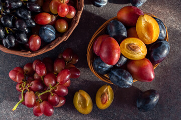 pink grapes and plums, blue grapes and plums top view