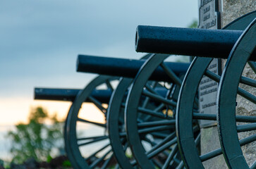 Kanonen im National Military Park in Gettysburg vor wolkigem Himmel am Abend - obrazy, fototapety, plakaty