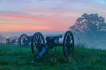 Kanonen im National Military Park in Gettysburg kurz vor Sonnenaufgang