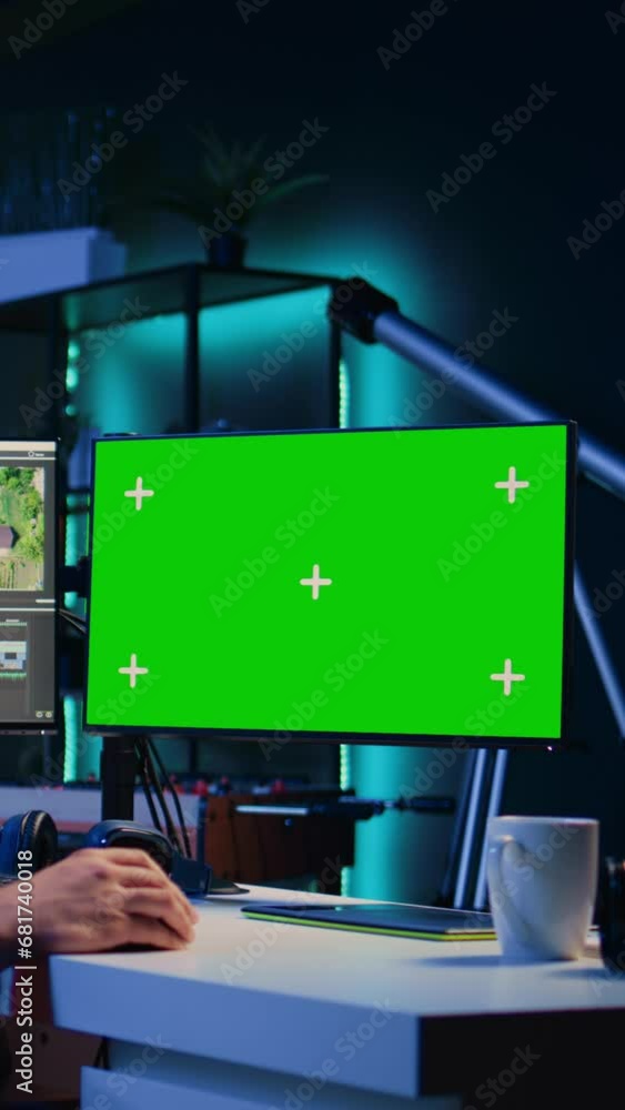 Aufkleber vertical video video editor using editing software on green screen monitor to upgrade footage shot, 