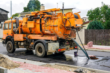 Truck mounted combined vacuum suction and canal jetting machine clean drains in city utilities - obrazy, fototapety, plakaty