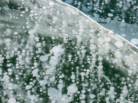 糠平湖で見たアイスバブル（北海道河東郡上士幌町）