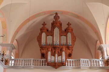 Blick auf die Orgelbühne einer Historischen Kirche in der Altstadt von Villingen, einem Stadtteil...