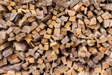 Stos drewna na opał.