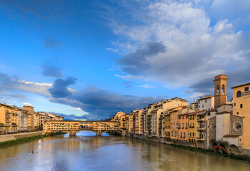 Obraz premium View of the Arno river in Florence, Italy: in the background Ponte Vecchio. 