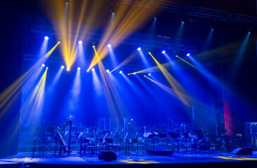 Fototapeta na wymiar Light from stage lighting equipment in a concert hall