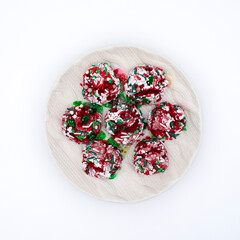 Obraz na płótnie Canvas Top down photo of red, white, and green christmas crinkle cookies with sprinkles and powdered sugar on a serving plate