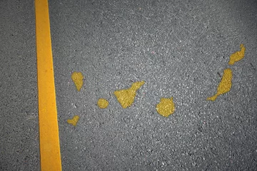 Crédence de cuisine en verre imprimé les îles Canaries yellow map of canary islands country on asphalt road near yellow line.
