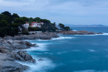 Fototapeta premium the sea crashing against the rocks