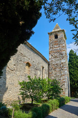 Fototapeta na wymiar Beautiful view of the Church of San Pietro in Mavino on Lake Garda in Sirmione, Italy 