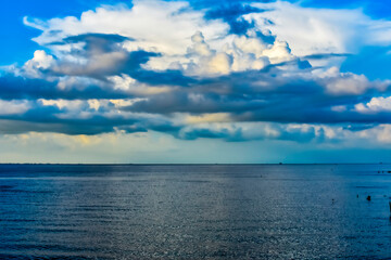 Fototapeta na wymiar sky and clouds over lake