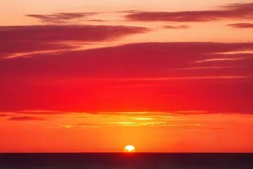 Zelfklevend Fotobehang 真っ赤に染まる夕焼け太陽が沈む瞬間の海の景色 © sky studio