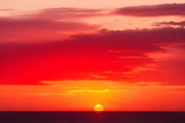 Ingelijste posters 真っ赤に染まる夕焼け太陽が沈む瞬間の海の景色 © sky studio