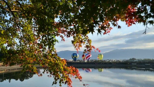 熱気球と紅葉 （滋賀県東近江市, 2023年11月）