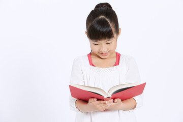 本を読む女の子