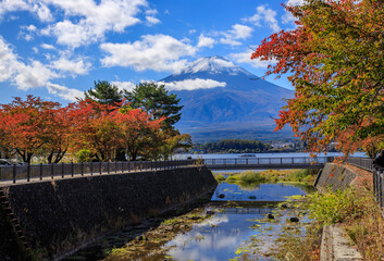 Fototapeta na wymiar 紅葉の川口湖畔から望む冠雪の霊峰富士