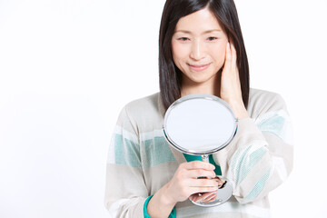 鏡を見る中年女性