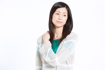 肩を押える中年女性