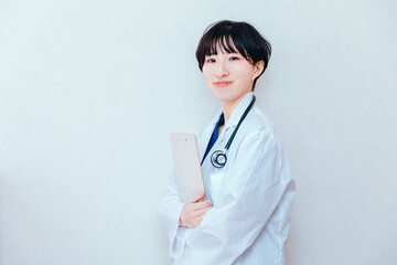 病院で働く女医　female doctor working at a hospital