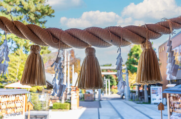 神社のしめ縄｜和のイメージ