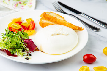 mozzarella with spinach, cherry tomatoes, wild berries and bread side view